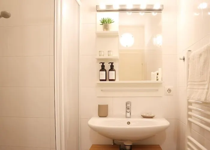 Charming, Modern & Spacious * Bécs